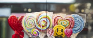 http://www.leeheum.com/files/gimgs/th-59_[web]Sweets in show window-06, 145_4 x 60_6cm, Oil on canvas, 2022.jpg